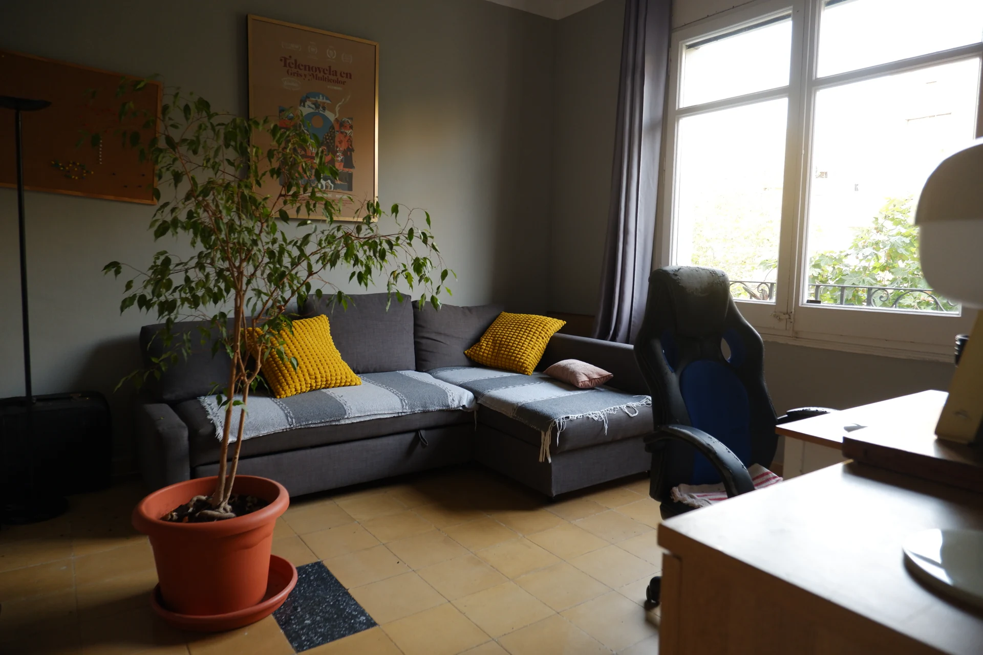 Sofà amb coixins grocs a la sala de muntatge.